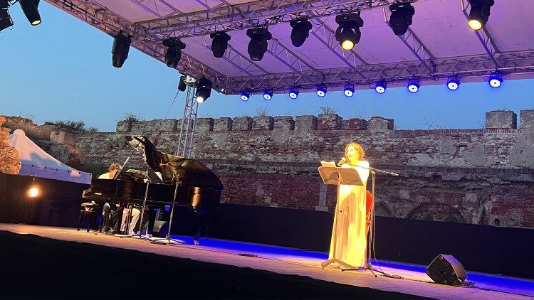 Un momento del reading Relazioni pericolose, con l'attrice Stefania Sandrelli e Rocco Roca Rey al pianoforte