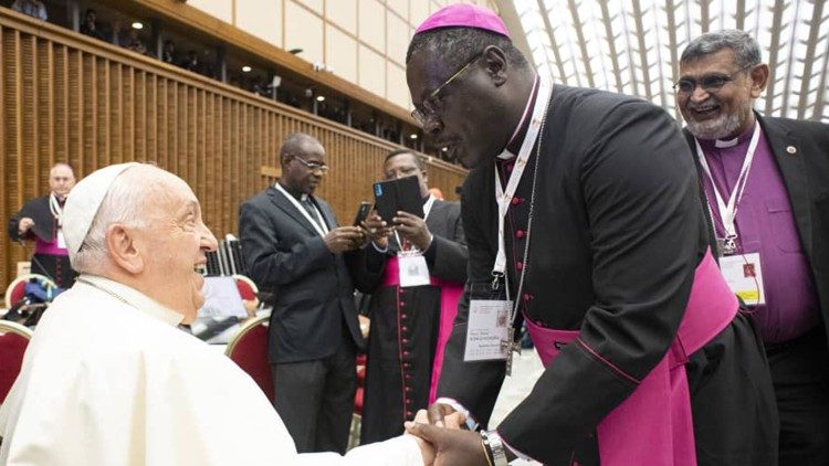 Mgr Désiré Nongo Aziagbia, président de la Conférence Episcopale de Centrafricaine saluant le Pape lors de la deuxième session  du synode sur la synodalité