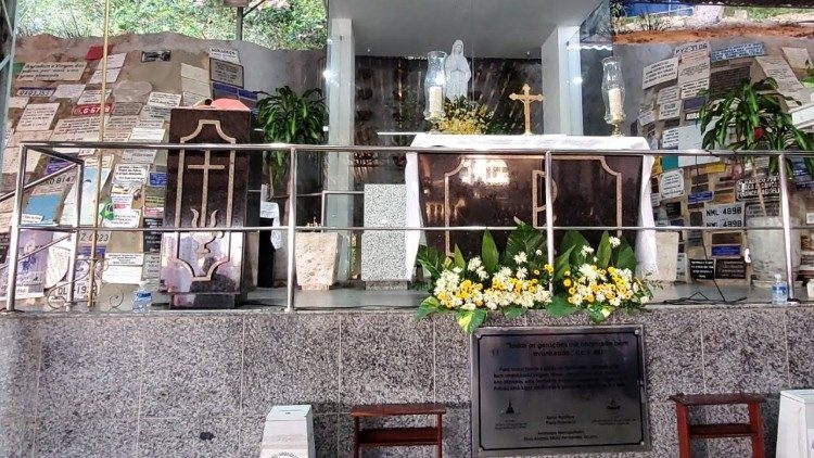 Altar no Santuário da Virgem dos Pobres