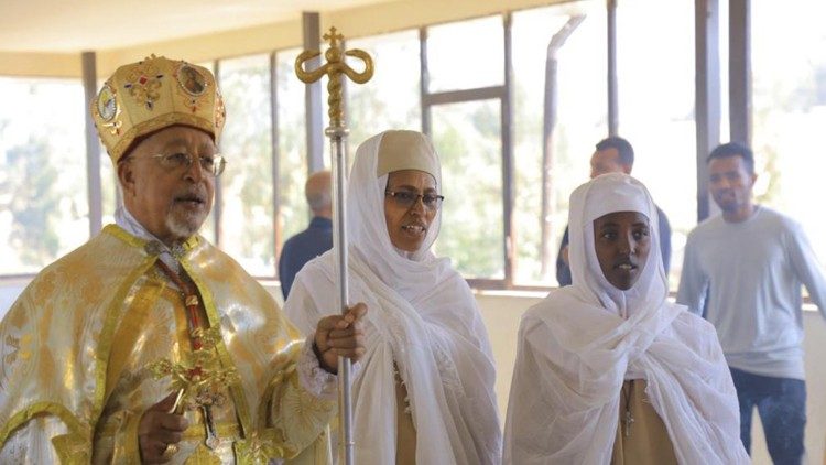 Emahoy Haregeweine con il cardinale Berhaneyesus durante la benedizione della Cappella a Holeta, in Etiopia.