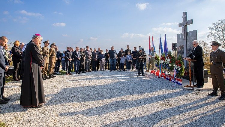 U Dvorišću kraj Gline otkriven spomenik braniteljima i civilima   (Foto: Stjepan Vego)