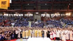 Jovens se concentram no Ginásio do Colégio Santa Teresinha, durante Celebração Eucarística