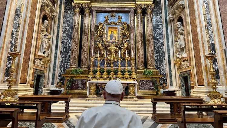 Papa Francesco in preghiera questa domenica mattina a Santa Maria Maggiore