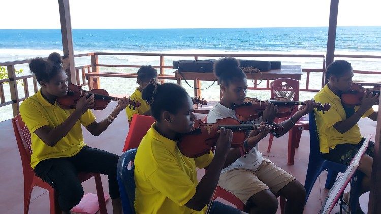 Los niños de la Orquesta Reina del Paraíso