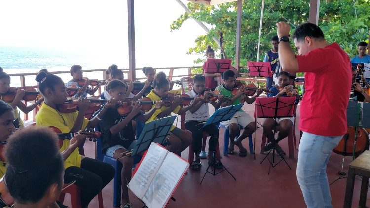 As crianças da orquestra de Vanimo que se preparam para receber o Papa Francisco