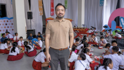 Yudhi Ekaputra  at a rehearsal with the 101 children who will perform for Pope Francis in Jakarta, Indonesia. (Photo by LiCAS News)