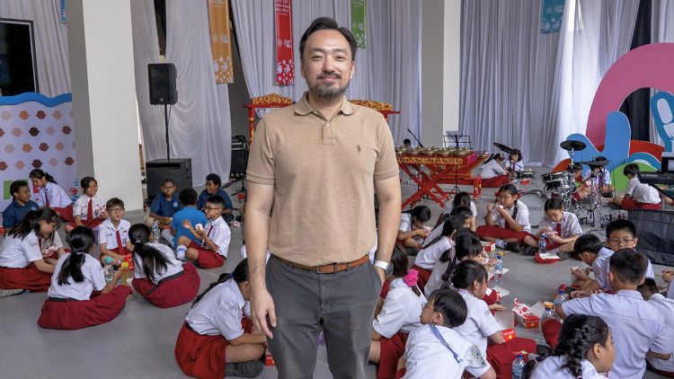 Yudhi Ekaputra  at a rehearsal with the 101 children who will perform for Pope Francis in Jakarta, Indonesia. (Photo by LiCAS News)