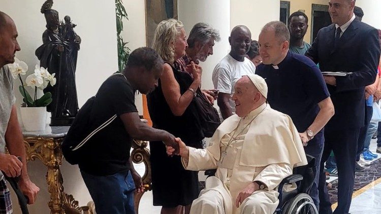 Un moment de salutations avec des personnes sans domicile fixe à la résidence Sainte-Marthe 