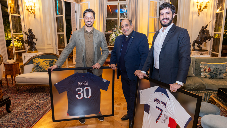 Padre Omar com dois benfeitores que adquiriram camisetas.