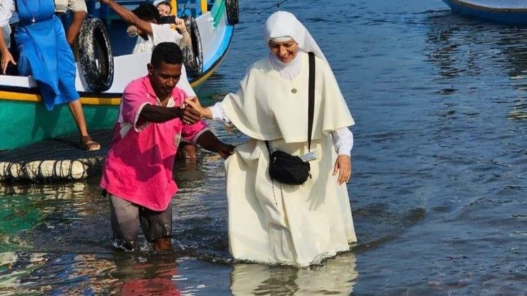 La religiosa Ana Parra en la isla de Flores, Indonesia.