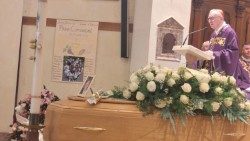 El cardenal Parolin pronuncia la homilía durante la misa funeral por su madre.