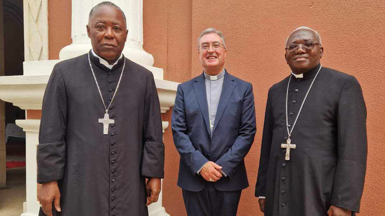 Dom Manuel Linda, juntamente com Dom Filomeno Vieira Dias e Dom Emílio Sumbelelo