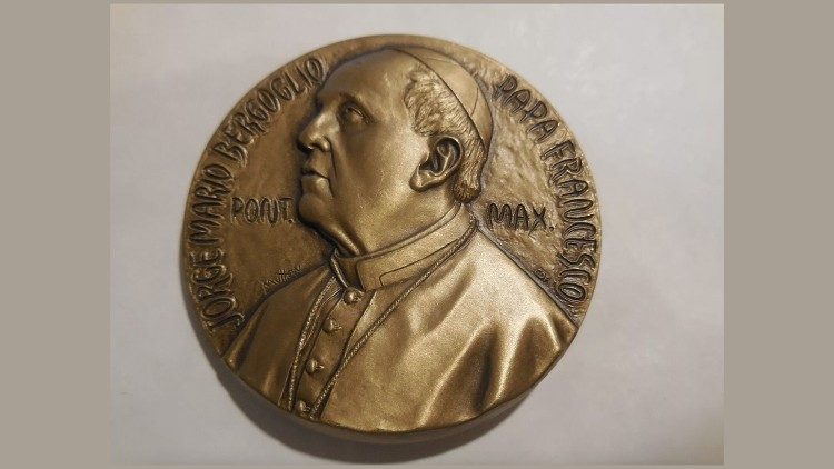 Medalha do Papa Francisco e o Bom Pastor, 2013