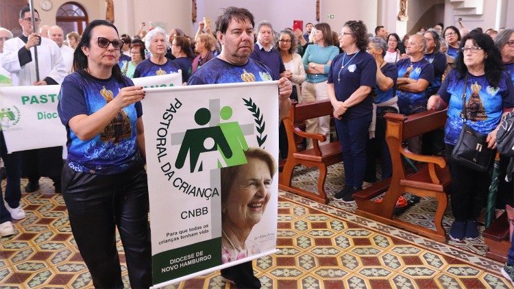 Na procissão de entrada, cada diocese se fazia representar com o banner de identificação.( Foto: Felipe Padilha - jornalista e coordenador da Pastoral da Criança da Diocese de Caxias do Su)l