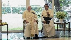 Il Papa durante l'incontro con i gesuiti a Jakarta, in Indonesia