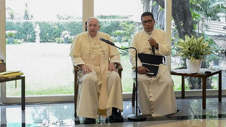 Links Papst Franziskus, rechts sein Dolmetscher, der Kurienpriester und Steyler Missionar P. Markus Solo