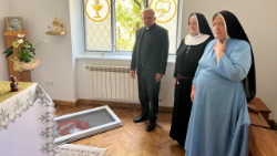 Mgr Mokrzycki , archevêque de Lviv, aux côtés de religieuses ukrainiennes. 