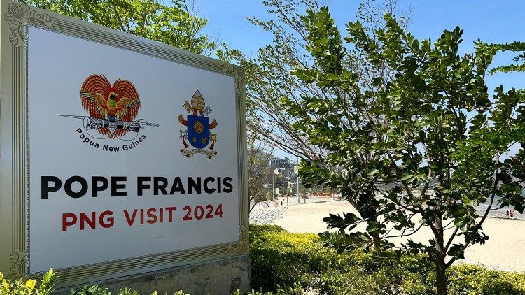 A sign set up to welcome Pope Francis to Papua New Guinea