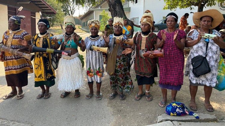 Femmes de Papouasie-Nouvelle-Guinée au sanctuaire de Marie-Auxiliatrice à Port Moresby, capitale de la PNG, le 5 septembre 2024. 