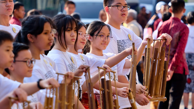 After months of rehearsals, 101 children welcome Pope Francis to the Cathedral (Photo by Peter Monthienvichienchai / LiCAS News)