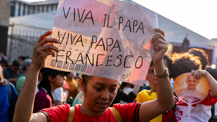 Some waited for hours under the scorching sun for a chance of a lifetime to catch a glimpse of Pope Francis (Photo by Mark Saludes / LiCAS News)