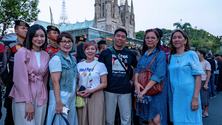 From the right, Sweet, Lisa, Loki, Fei Ling and friends, in front of the Cathedral of Our Lady of the Assumption, Jakarta (Photo by Mark Saludes / LiCAS News)