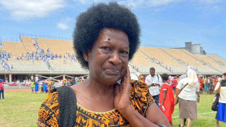 Caroline Pinolasa, de Bougainville, no Estádio Sir John Guise nos momentos que antecedem a chegada do Papa Francisco