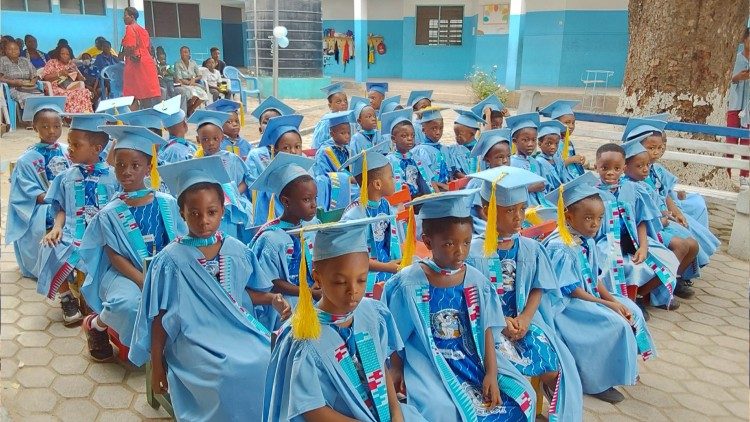 Ceremonia de entrega del diploma a los alumnos de la Ancilla School, Haatso-Accra, en la región de la Gran Accra, Ghana