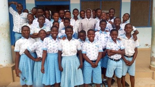   Sor Emmanuella Dakurah, HHCJ con su clase. Escuela primaria/secundaria de las Siervas, Nsoatre-Sunyani, región de Bono en Ghana.