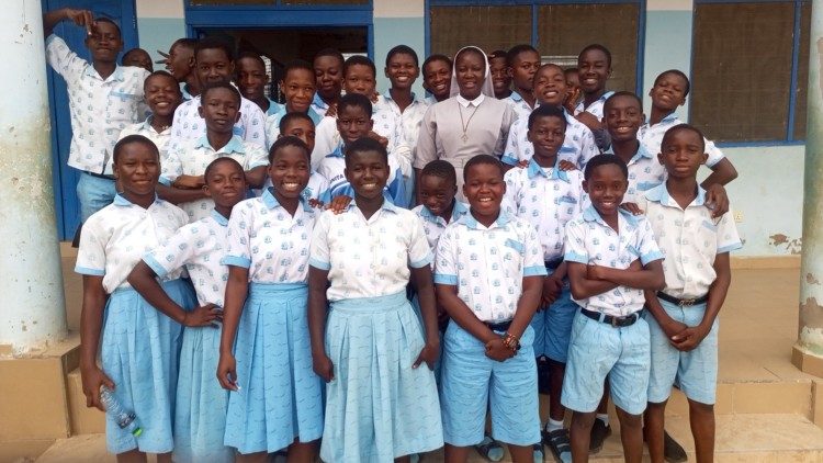 Sestra Emmanuella Dakurah, HHCJ se svou třídou. Handmaids Primary School/Middle School, Nsoatre-Sunyani, Bono Region, Ghana