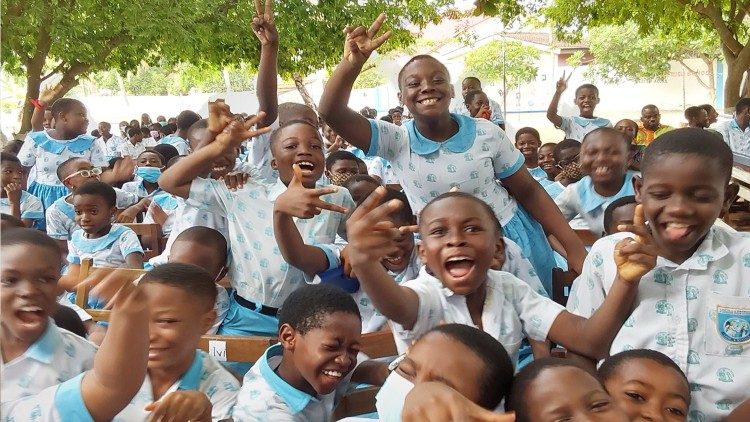 Fiesta en la escuela, alumnos de la Ancilla School, Haatso-Accra