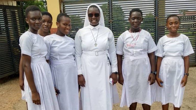 Sor Emmanuella Dakurah con algunas alumnas que acaban de recibir la confirmación. Nsoatre-Sunyani, Ghana