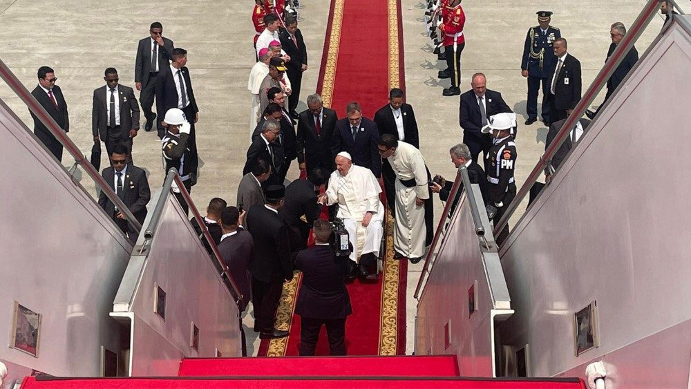 El Papa sube al avión en Yakarta