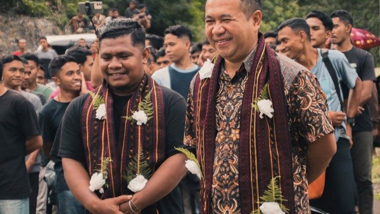 El Padre Pedro Sina junto a un grupo de seminarista de la Isla de Flores, Indonesia. 