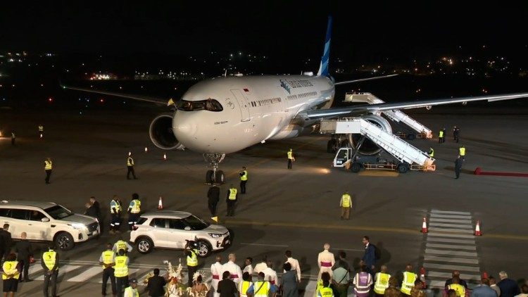 El avión con a bordo el Pontífice aterrizó en el aeropuerto internacional de Port Moresby en Papua Nuova Guinea poco después de las 19 hora local