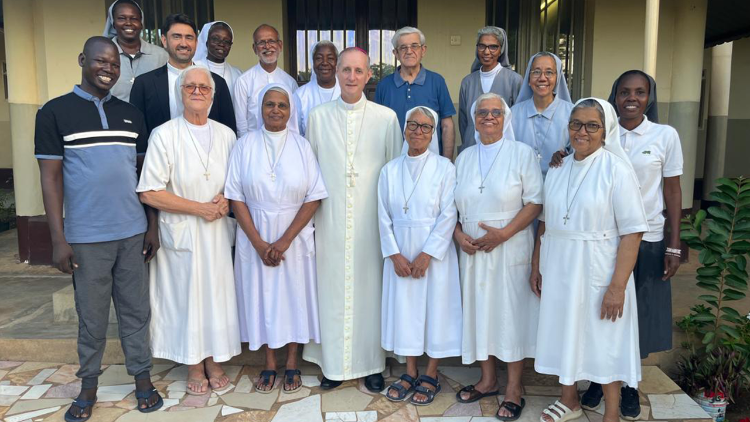 Monsignor Séamus Patrick Horgan con le suore arrivate da Khartoum