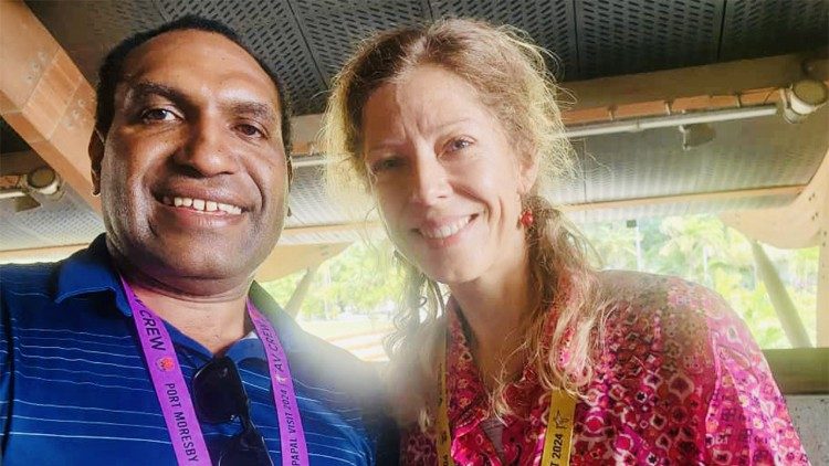 Danny Pumuy und unsere Korrespondentin Anne Preckel in Port Moresby