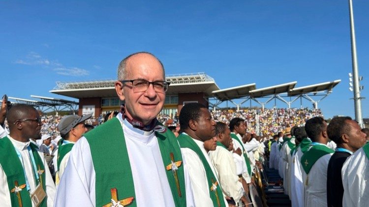 Otac Giorgio Licini na stadionu Sir John Guise u Port Moresbyju