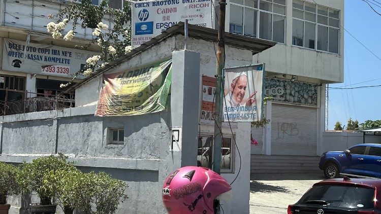 I cartelloni della visita di Papa Francesco in giro per le strade di Dili