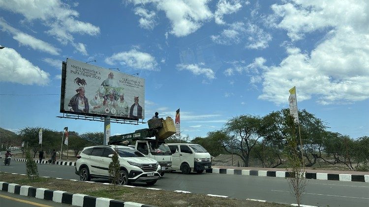 I cartelloni della visita di Papa Francesco in giro per le strade di Dili