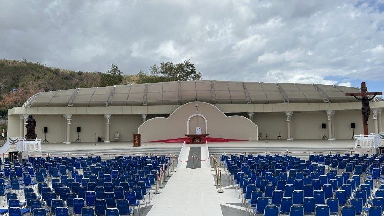 Il palco della Spianata di Taci Tol in allestimento