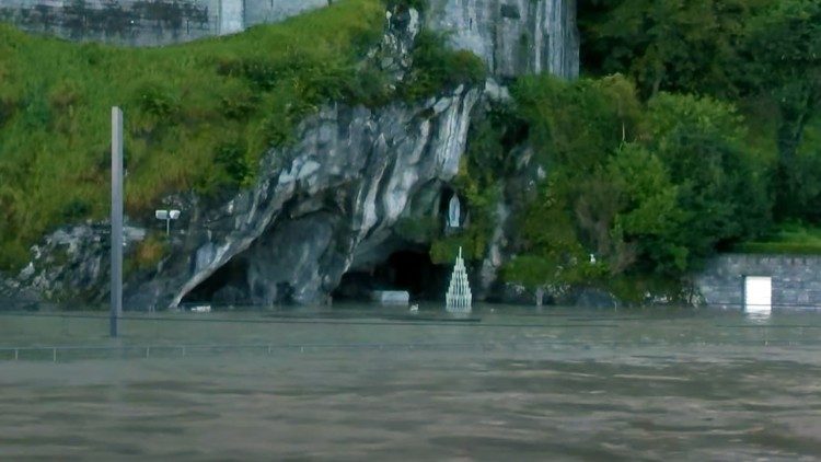 La grotte de Lourdes inondée samedi 7 septembre (photo prise par le Sanctuaire). 