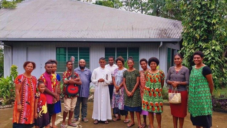 Grace Wrakia con los lasallistas en Keaga House, Bomana - Papúa Nueva Guinea.