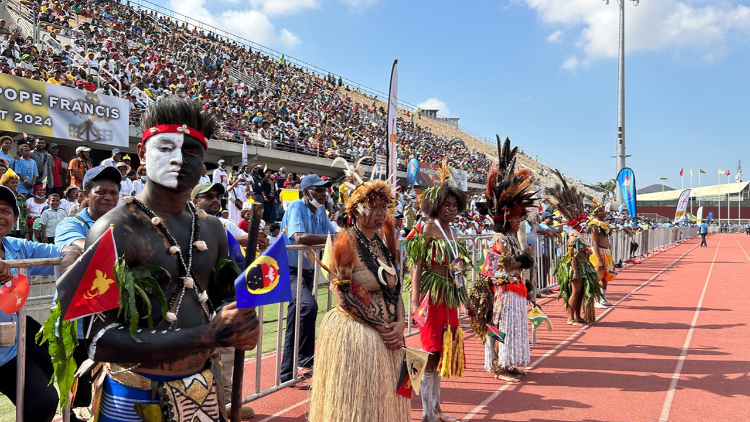 Mladi ljudi u tradicionalnim nošnjama predstavljaju 22 provincije Papue Nove Gvineje na susretu pape Franje s mladima na stadionu Sir John Guise u Port Moresbyju u ponedjeljak