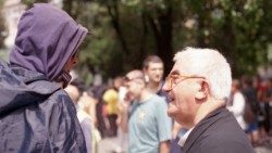 Don Benzi  al G8 di Genova, nel 2001, mentre parla con un black bloc @credits Viviana Viali