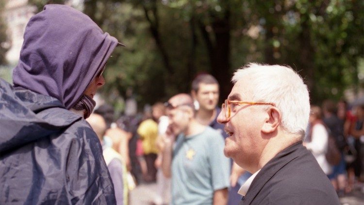 Don Benzi  al G8 di Genova, nel 2001, mentre parla con un black bloc @credits Viviana Viali