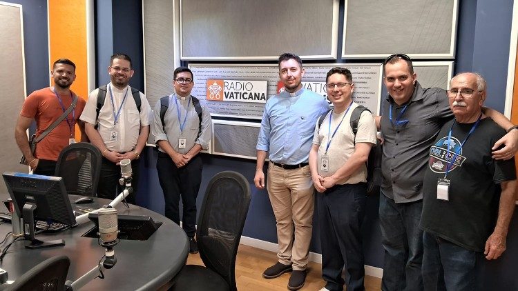 Sacerdotes teatinos visitam a Rádio Vaticano