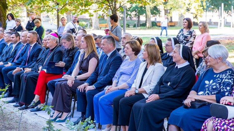 Sudionici blagoslova Katoličke osnovne škole u Sisku  (Foto: Stjepan Vego)