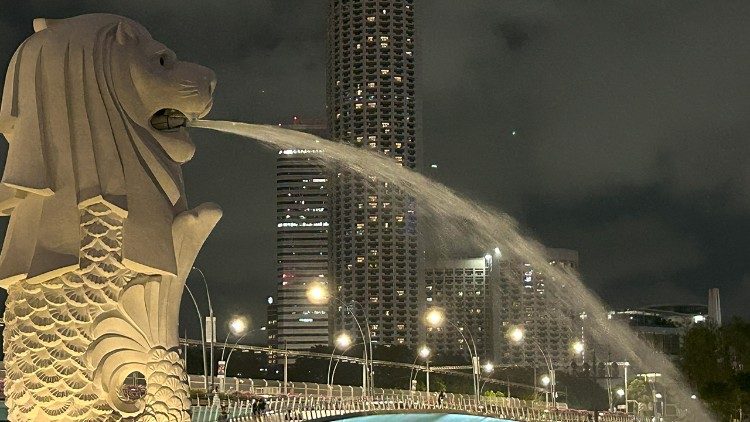 Der berühmte Merlion, halb Fisch und halb Löwe, steht am Ufer des Merlion Parks in der ,Löwenstadt'. Er ist ein Wahrzeichen von Singapur.