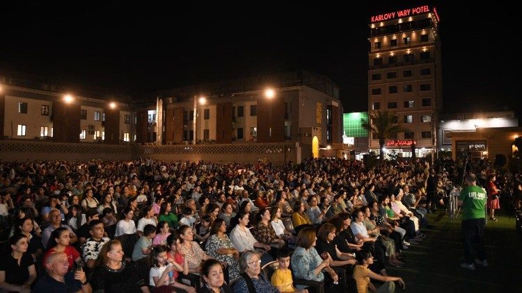 Participantes da Festa da Santa Cruz em Erbil